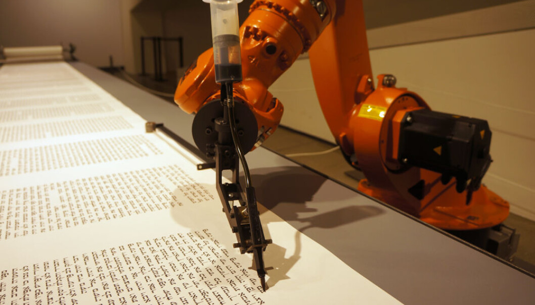 Roboten er programmert til å skrive Torah med hebraiske tegn av den tyske kunstnergruppen robotlab, i samarbeid med en grafisk designer fra Israel. (Foto: Arnfinn Christensen, forskning.no) Roboten er programmert til å skrive Torah med hebraiske tegn av den tyske kunstnergruppen robotlab, i samarbeid med en grafisk designer fra Israel. (Foto: Arnfinn Christensen, forskning.no)