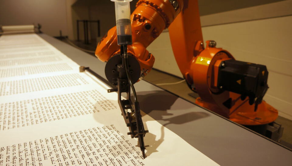 Roboten er programmert til å skrive Torah med hebraiske tegn av den tyske kunstnergruppen robotlab, i samarbeid med en grafisk designer fra Israel. (Foto: Arnfinn Christensen, forskning.no)