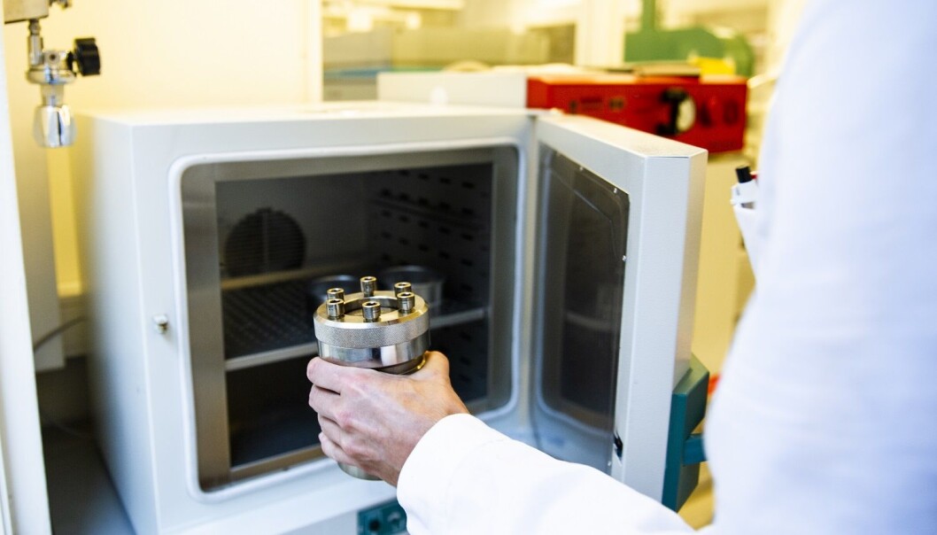 Ved hjelp av røntgenstråler kan Grendal se materialene som dannes inne i trykkokeren. (Foto: Karoline Ravndal Lorentzen) Ved hjelp av røntgenstråler kan Grendal se materialene som dannes inne i trykkokeren. (Foto: Karoline Ravndal Lorentzen)