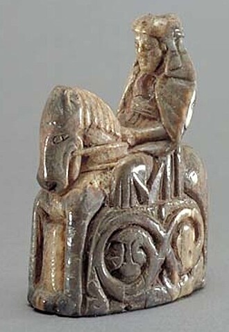 Denne sjakkdronningen er utsskjært av hvalrosselfenben og ble laget rundt år 1250. (Bilde: Sveriges Nationalmuseum i Bilder, Andreas Hasselgren) Denne sjakkdronningen er utsskjært av hvalrosselfenben og ble laget rundt år 1250. (Bilde: Sveriges Nationalmuseum i Bilder, Andreas Hasselgren)