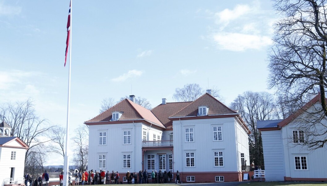 Forfattarene av den nye boka «Det norske demokratiet i det 21. århundre» meiner tapet av sjølvstende er den viktigaste endringa Noreg har vore gjennom. Årsaka er først og fremst dei endringane som har skjedd i resten av verda. Stormaktene har vorte mektigare, internasjonalt samarbeid har vorte viktigare. (Foto: Erik Johansen, NTB Scanpix) Forfattarene av den nye boka «Det norske demokratiet i det 21. århundre» meiner tapet av sjølvstende er den viktigaste endringa Noreg har vore gjennom. Årsaka er først og fremst dei endringane som har skjedd i resten av verda. Stormaktene har vorte mektigare, internasjonalt samarbeid har vorte viktigare. (Foto: Erik Johansen, NTB Scanpix)