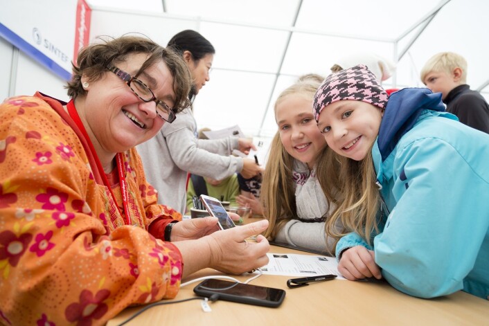 Jacqueline Floch arbeider med å få flere av oss interessert i kulturarven vår. Smarttelefon, nettbrett og PC kan være kanaler for gode opplevelser. Her er et knippe skoleelever på Sintef-besøk under Forsksningsdagene. (Foto: Thor Nielsen) Jacqueline Floch arbeider med å få flere av oss interessert i kulturarven vår. Smarttelefon, nettbrett og PC kan være kanaler for gode opplevelser. Her er et knippe skoleelever på Sintef-besøk under Forsksningsdagene. (Foto: Thor Nielsen)