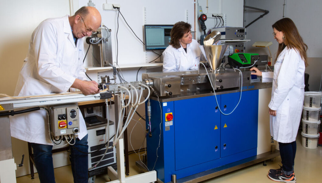 Her står forskere ved en såkalt ekstruderingsmaskin der de lager testprodukter av for eksempel ulike bønner. (Foto: Nofima) Her står forskere ved en såkalt ekstruderingsmaskin der de lager testprodukter av for eksempel ulike bønner. (Foto: Nofima)