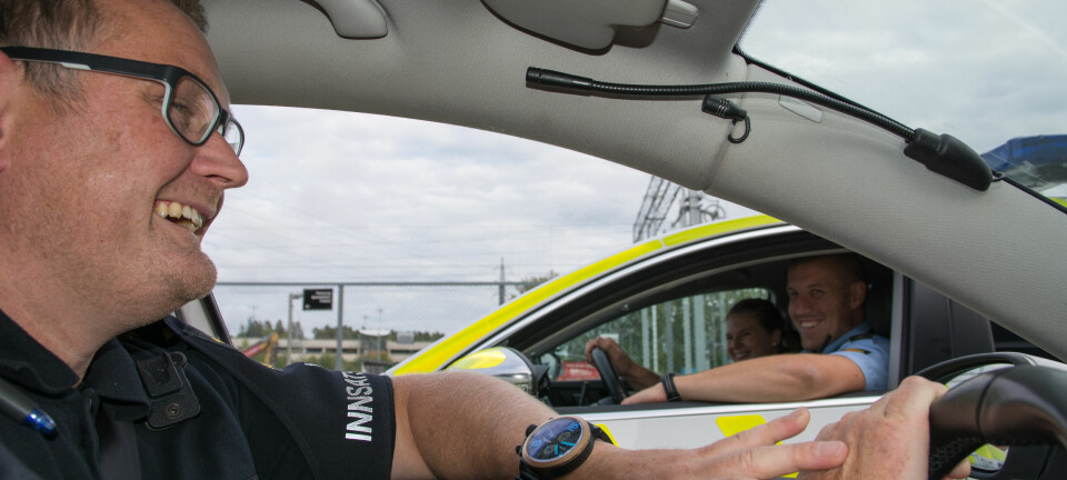 Når Ronny Samuelsen kjører politibil med kolleger, sitter latteren løst. (Foto: Ida Kvittingen, forskning.no)