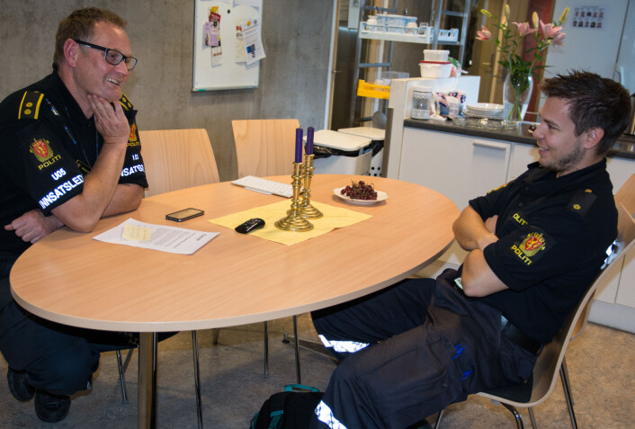 På piketten, pauserommet, kan politifolk senke skuldrene og hente seg inn før neste oppdrag. Ronny Samuelsen (t.v.) tuller med Espen Kristensen, som til vanlig jobber på politistasjonen i Askim. Kristensen innrømmer at Indre Østfold slenger med leppa om kollegene i Ski, men at det ikke er vondt ment. – Vi snakker også om dere – men det er ikke alltid så pent, parerer Samuelsen. (Foto: Ida Kvittingen, forskning.no) På piketten, pauserommet, kan politifolk senke skuldrene og hente seg inn før neste oppdrag. Ronny Samuelsen (t.v.) tuller med Espen Kristensen, som til vanlig jobber på politistasjonen i Askim. Kristensen innrømmer at Indre Østfold slenger med leppa om kollegene i Ski, men at det ikke er vondt ment. – Vi snakker også om dere – men det er ikke alltid så pent, parerer Samuelsen. (Foto: Ida Kvittingen, forskning.no)