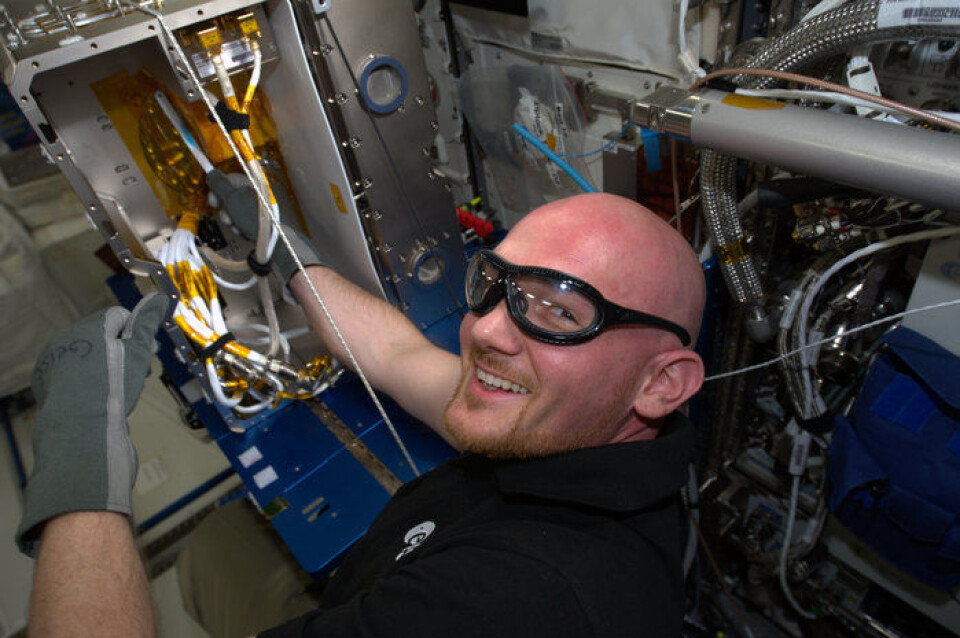 På romstasjonen er det mye som skal monteres og repareres, så astronautene må være praktisk anlagt. Her er det ESAs tyske astronaut Alexander Gerst som sager. (Foto: NASA/ESA)