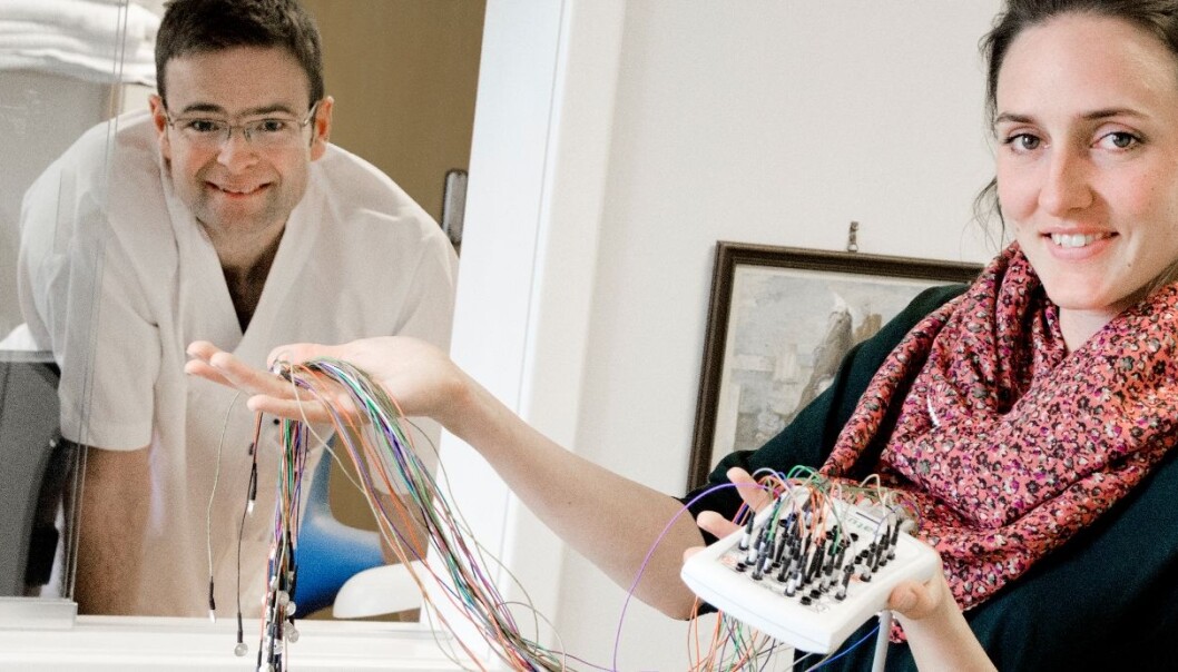 Hvordan virker skiftarbeid inn på helsen? Det er spørsmålet de arbeider med, forsker Kristian Bernard Nilsen og stipendiat Maria Raae Andersen. På bildet ser vi elektronisk spesialutstyr som brukes i forskningen. (Foto: Ram Gupta, Oslo universitetssykehus) Hvordan virker skiftarbeid inn på helsen? Det er spørsmålet de arbeider med, forsker Kristian Bernard Nilsen og stipendiat Maria Raae Andersen. På bildet ser vi elektronisk spesialutstyr som brukes i forskningen. (Foto: Ram Gupta, Oslo universitetssykehus)