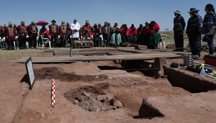 En prest ber før arbeidet med å grave ut gjenstandene som er blitt funnet ved Kalasasaya-templet i Bolivia, starter. (Foto: AP / NTB scanpix) En prest ber før arbeidet med å grave ut gjenstandene som er blitt funnet ved Kalasasaya-templet i Bolivia, starter. (Foto: AP / NTB scanpix)