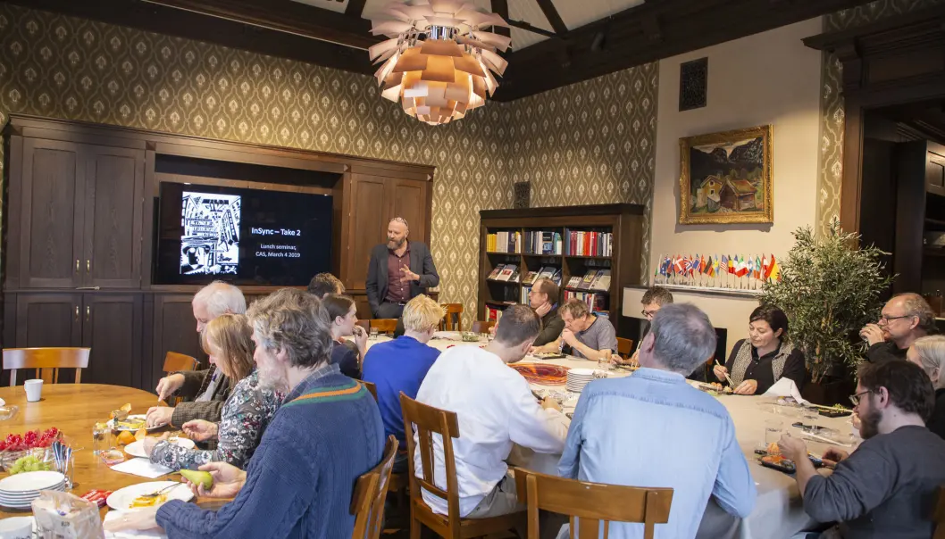 Forskerne ved senter for grunnforskning, CAS, samles hver dag til felles lunsj. Her presenterer en av fjorårets gruppeledere, Helge Jordheim, prosjektet sitt under et av senterets faste lunsjseminarer.
(Foto: Camilla K. Elmar / CAS) Forskerne ved senter for grunnforskning, CAS, samles hver dag til felles lunsj. Her presenterer en av fjorårets gruppeledere, Helge Jordheim, prosjektet sitt under et av senterets faste lunsjseminarer.
(Foto: Camilla K. Elmar / CAS)
