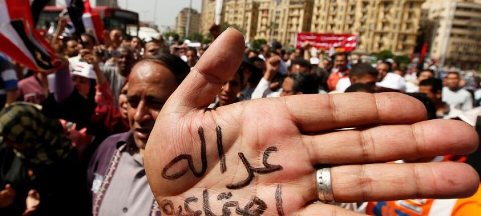 Fra en demonstrasjon på arbeidernes dag i Kairo. Større politisk frihet i Egypt har også gitt fagforeninger større muligheter. I håndflaten står det 'sosial rettferdighet'. Bildet er fra 1. mai 2011. (Foto: Reuters)