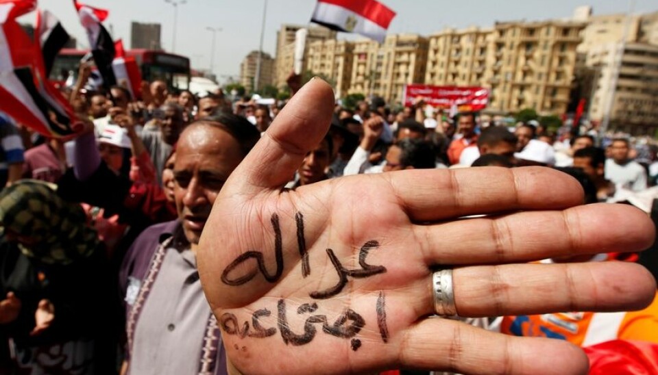 Fra en demonstrasjon på arbeidernes dag i Kairo. Større politisk frihet i Egypt har også gitt fagforeninger større muligheter. I håndflaten står det 'sosial rettferdighet'. Bildet er fra 1. mai 2011. (Foto: Reuters)