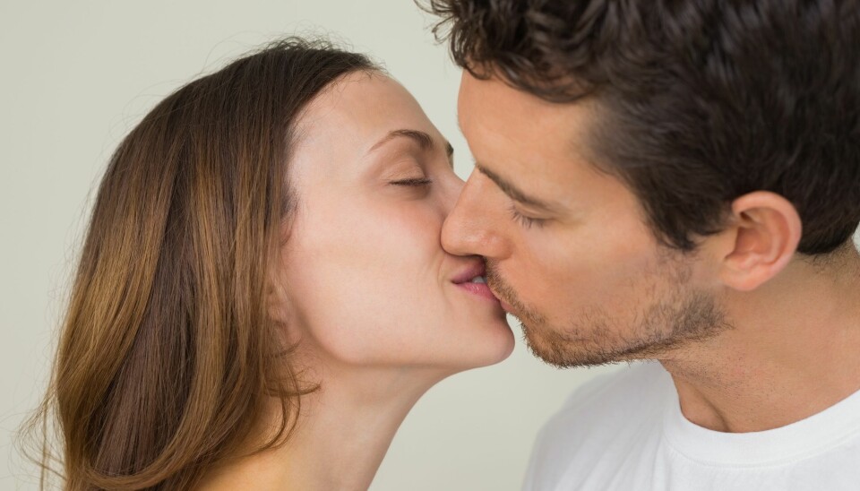 Det er ikke likegyldig om de første kysset føles godt. Nytelsen kan være et hint om partnerens gener passer godt med dine. (Foto: Microstock)