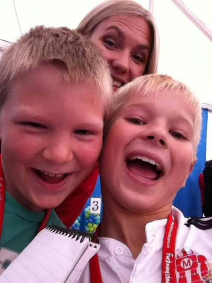Selfie med forsker. Nikolai Andrè Johansen, Sander Matias Aasland og Solveig Johnsen. Selfie med forsker. Nikolai Andrè Johansen, Sander Matias Aasland og Solveig Johnsen.
