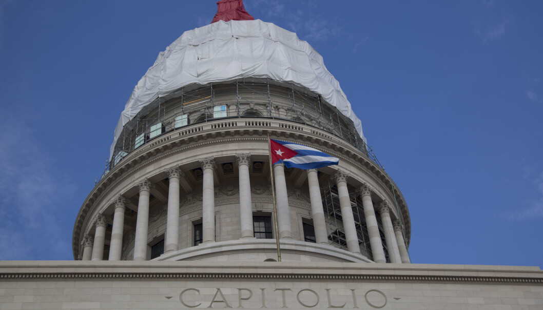 Cuba har hele tiden nektet for å ha noe med den uforklarlige sykdommen til diplomater som har vært stasjonert i Havanna. Ifølge forskerne tyder mye på at diplomatene ble eksponert for myggmiddel. (Foto: AP, NTB scanpix) Cuba har hele tiden nektet for å ha noe med den uforklarlige sykdommen til diplomater som har vært stasjonert i Havanna. Ifølge forskerne tyder mye på at diplomatene ble eksponert for myggmiddel. (Foto: AP, NTB scanpix)