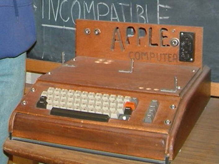 Apple I, Apples første produkt, ble solgt som byggesett. Her er det bygget inn i en trekasse, utstilt på Smithsonian Museum i Washington DC. (Foto: rebelpilot, Creative Commons Attribution-Share Alike 2.0 Generic license.) Apple I, Apples første produkt, ble solgt som byggesett. Her er det bygget inn i en trekasse, utstilt på Smithsonian Museum i Washington DC. (Foto: rebelpilot, Creative Commons Attribution-Share Alike 2.0 Generic license.)