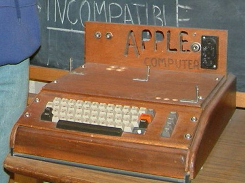 Apple I, Apples første produkt, ble solgt som byggesett. Her er det bygget inn i en trekasse, utstilt på Smithsonian Museum i Washington DC. (Foto: rebelpilot, Creative Commons Attribution-Share Alike 2.0 Generic license.)