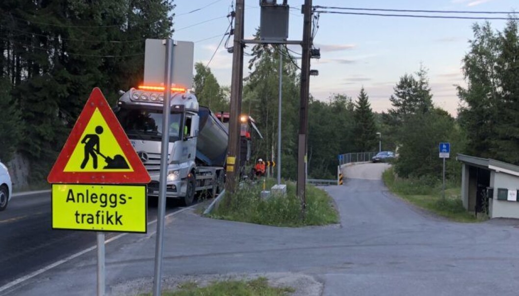Hvis brukt asfalt behandles på riktig måte, kan den gjenbrukes i ny asfalt. I et pågående prosjekt ved Vegvesenets laboratorium i Trondheim arbeides det med å komme fram til blandinger som gir riktig kvalitet på ny asfalt. (Foto: Anne Marie Storli). Hvis brukt asfalt behandles på riktig måte, kan den gjenbrukes i ny asfalt. I et pågående prosjekt ved Vegvesenets laboratorium i Trondheim arbeides det med å komme fram til blandinger som gir riktig kvalitet på ny asfalt. (Foto: Anne Marie Storli).