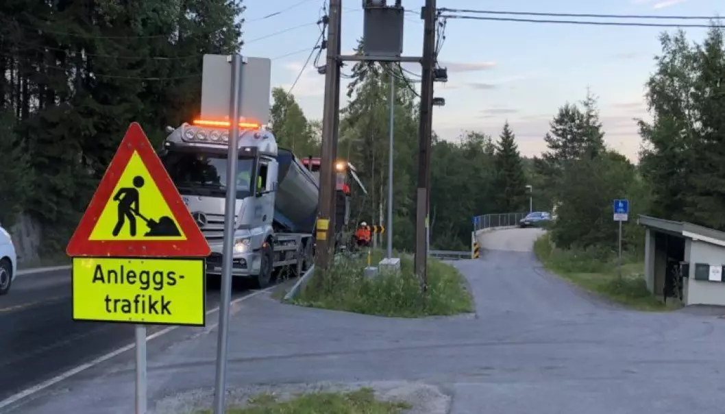 Hvis brukt asfalt behandles på riktig måte, kan den gjenbrukes i ny asfalt. I et pågående prosjekt ved Vegvesenets laboratorium i Trondheim arbeides det med å komme fram til blandinger som gir riktig kvalitet på ny asfalt. (Foto: Anne Marie Storli).