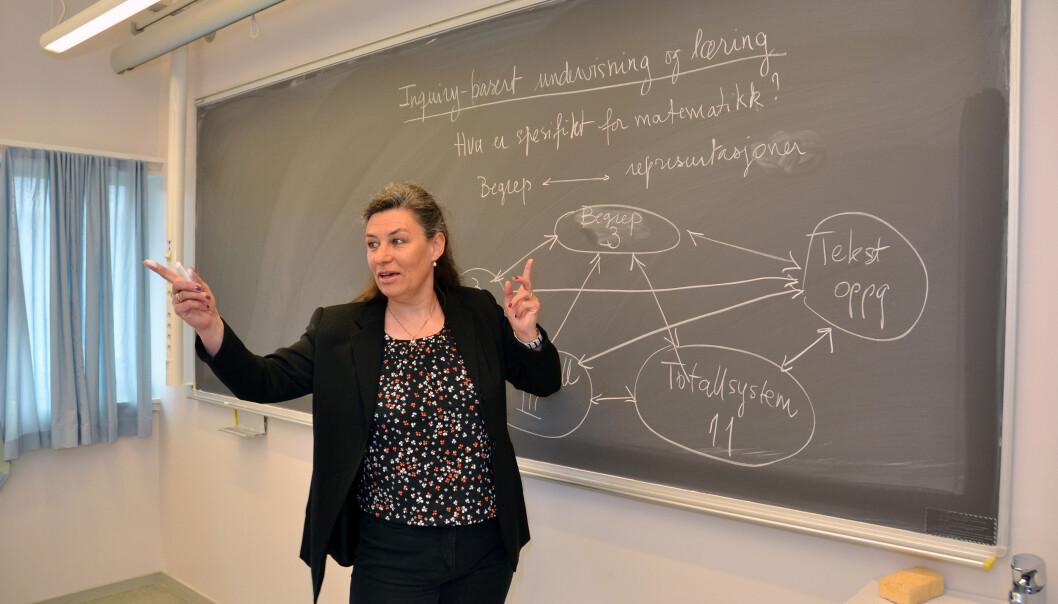 Claire Vaugelade Berg har utviklet et kurs for lærerstudenter der de får drive med forskning samtidig som de er lærere. Det skal gjøre dem mer bevisste på hvordan elever tenker når de jobber med matematikk. (Foto: Jan Arve Olsen, UiA) Claire Vaugelade Berg har utviklet et kurs for lærerstudenter der de får drive med forskning samtidig som de er lærere. Det skal gjøre dem mer bevisste på hvordan elever tenker når de jobber med matematikk. (Foto: Jan Arve Olsen, UiA)