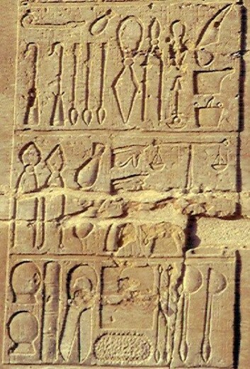Også de gamle egypterne drev med medisin. Bildene i stein viser medisinske redskaper. (Foto: Jeff Dahl/Wikimedia Commons) Også de gamle egypterne drev med medisin. Bildene i stein viser medisinske redskaper. (Foto: Jeff Dahl/Wikimedia Commons)