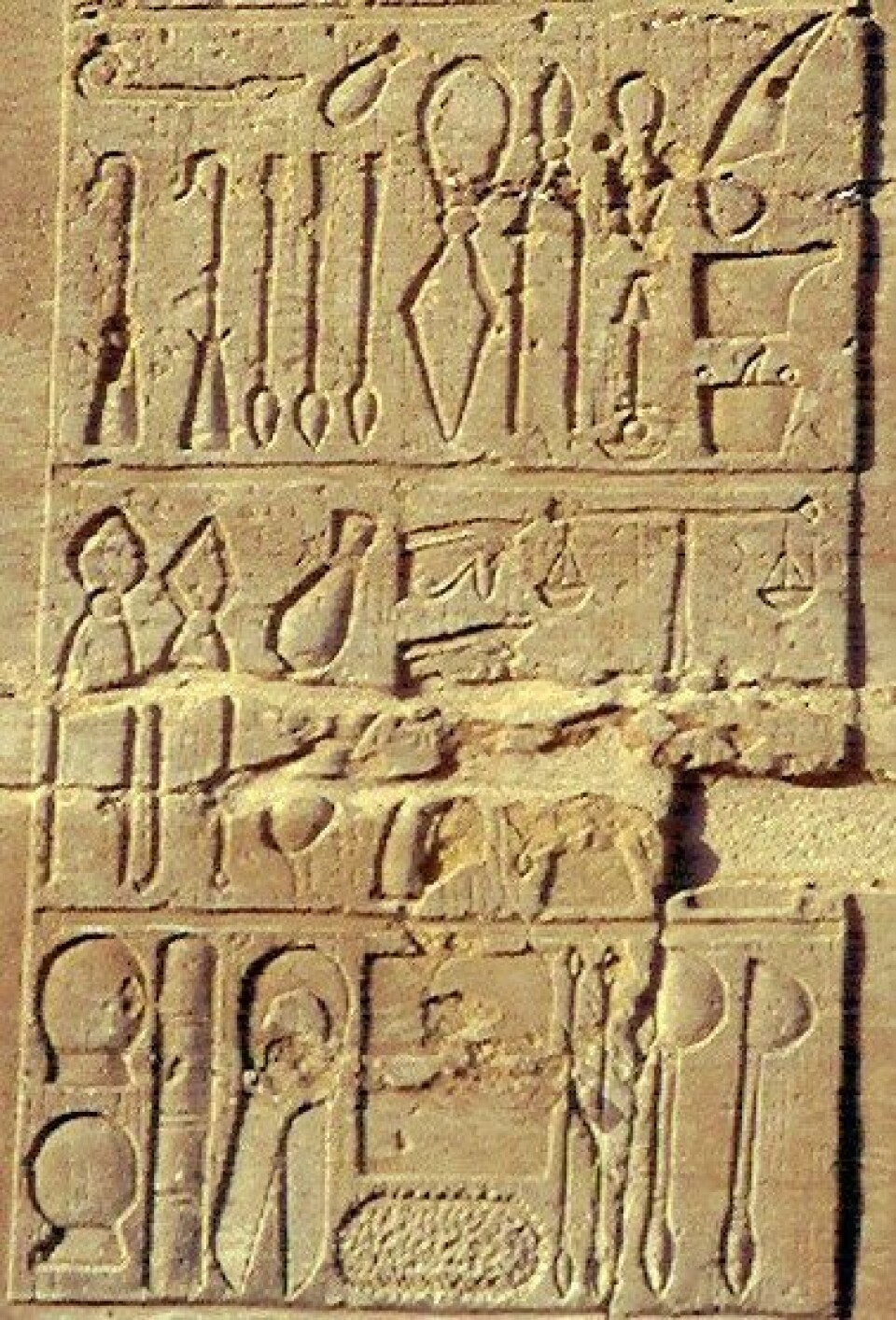 Også de gamle egypterne drev med medisin. Bildene i stein viser medisinske redskaper. (Foto: Jeff Dahl/Wikimedia Commons)