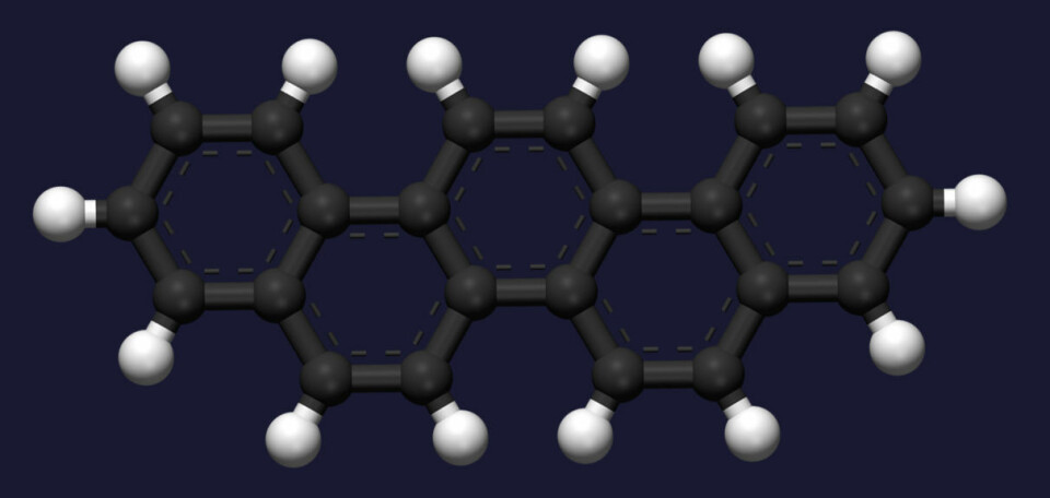 Picen består av 22 karbonatomer (mørkegrå) og 14 hydrogenatomer (hvite) i en form som en dobbelt-v. (Foto: (Figur: Ben Mills and Jynto, Wikimedia Commons))