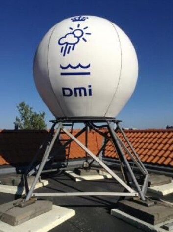 Inne i denne kula står antennen som mottar de magnetiske målingene fra Ørstedssatellitten. DMI har også antenner som henter data fra værsatellitter. (Foto: Anne Marie Lykkegaard, Videnskab.dk) Inne i denne kula står antennen som mottar de magnetiske målingene fra Ørstedssatellitten. DMI har også antenner som henter data fra værsatellitter. (Foto: Anne Marie Lykkegaard, Videnskab.dk)