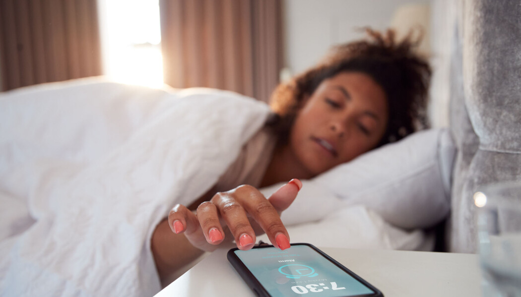 Når du må stå opp, henger ikke sammen med når kroppen din mener det er riktig å stå opp. Resultatet er at dårligere folkehelse. (Illustrasjonsfoto: Monkey Business Images, Shutterstock, NTB scanpix) Når du må stå opp, henger ikke sammen med når kroppen din mener det er riktig å stå opp. Resultatet er at dårligere folkehelse. (Illustrasjonsfoto: Monkey Business Images, Shutterstock, NTB scanpix)