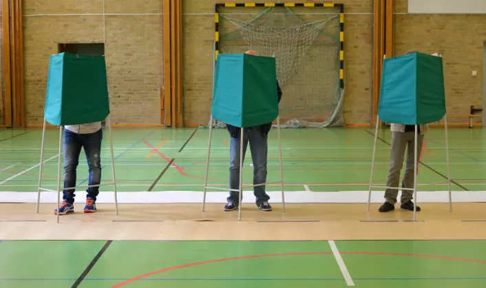 Svensker stemmer i valglokalet i Dammhagskolan i Landskrona på valgdagen søndag. Om man i det hele tatt stemmer ved valg kan delvis forklares av gener. (Foto: NTB Scanpix)