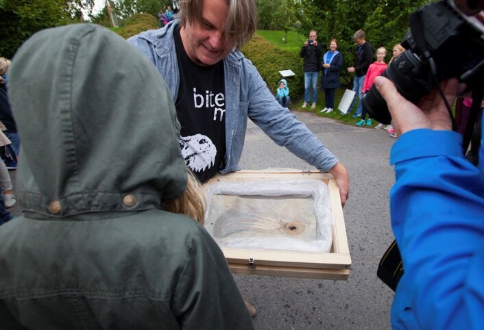 – De er dei fyrste barna i verda som får sjå dette, var Jørn Hurum sin beskjed til dei frammøtte barna på Geologiens dag. (Foto: Karsten Sund, NHM) – De er dei fyrste barna i verda som får sjå dette, var Jørn Hurum sin beskjed til dei frammøtte barna på Geologiens dag. (Foto: Karsten Sund, NHM)