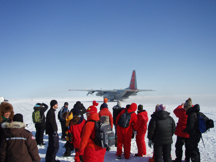 Mannskapsrotasjon i NEEM-leiren på innlandsisen. Gods og mannskap flys inn på isen av amerikanske Herkules-fly utstyrt med ski. (Foto: Senter for is og klima) Mannskapsrotasjon i NEEM-leiren på innlandsisen. Gods og mannskap flys inn på isen av amerikanske Herkules-fly utstyrt med ski. (Foto: Senter for is og klima)