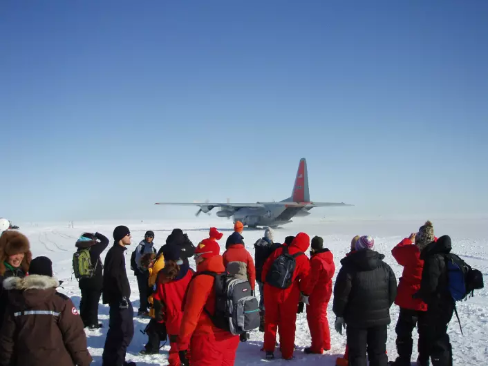 Mannskapsrotasjon i NEEM-leiren på innlandsisen. Gods og mannskap flys inn på isen av amerikanske Herkules-fly utstyrt med ski.  (Foto: Senter for is og klima)