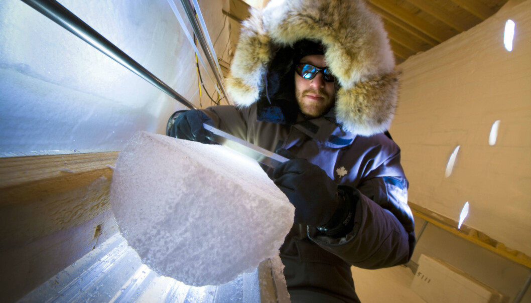 Ved hjelp av iskjerner kan forskere finne ut hva temperaturen var i fortiden. Her er det førsteamanuensis Bo Vinther fra Senter for is og klima som inspiserer en iskjerne. (Foto: Christian Morell, Science) Ved hjelp av iskjerner kan forskere finne ut hva temperaturen var i fortiden. Her er det førsteamanuensis Bo Vinther fra Senter for is og klima som inspiserer en iskjerne. (Foto: Christian Morell, Science)