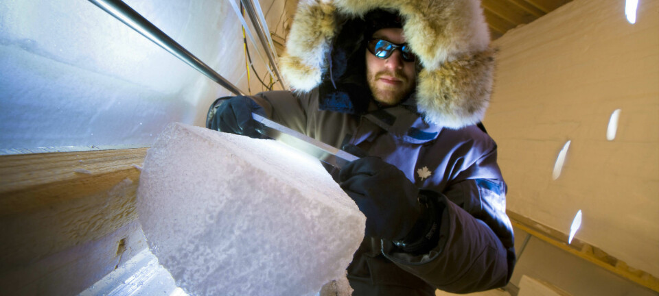 Ved hjelp av iskjerner kan forskere finne ut hva temperaturen var i fortiden. Her er det førsteamanuensis Bo Vinther fra Senter for is og klima som inspiserer en iskjerne.  (Foto: Christian Morell, Science)