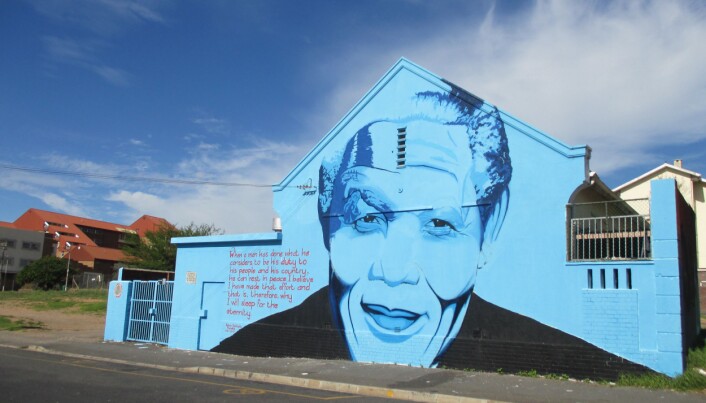 Nelson Mandela på en vegg i Cape Town. Nelson Mandela’s ansikt og sitat er ofte brukt i kunstneriske uttrykk og gatekunst i det offentlige rom. (Foto: Oda Eiken Maraire) Nelson Mandela på en vegg i Cape Town. Nelson Mandela’s ansikt og sitat er ofte brukt i kunstneriske uttrykk og gatekunst i det offentlige rom. (Foto: Oda Eiken Maraire)