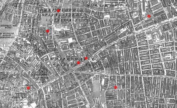De røde prikkene viser hvor drapene i Whitechapel skal ha skjedd. (Foto: (Bilde: Offentlig eiendom))
