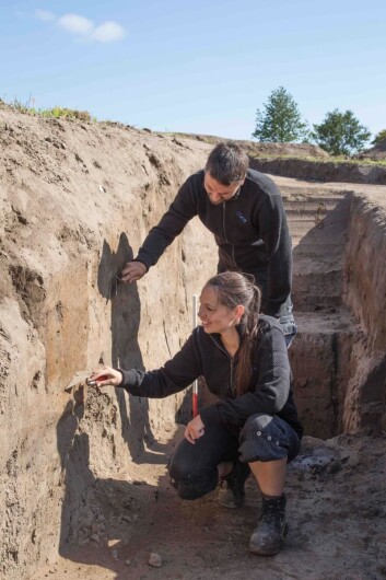 To av arkeologene bak funnet, Jonas Christensen og Nanna Holm. (Foto: Danmarks Borgcenter) To av arkeologene bak funnet, Jonas Christensen og Nanna Holm. (Foto: Danmarks Borgcenter)