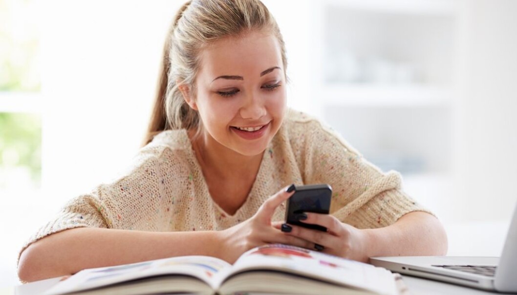 Unge ender ofte opp med mobiltelefonen foran seg når de gjør lekser. (Illustrasjonsfoto: Colourbox) Unge ender ofte opp med mobiltelefonen foran seg når de gjør lekser. (Illustrasjonsfoto: Colourbox)