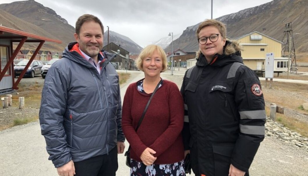 Lokalstyreleder Arild Olsen (t.v.), dekan Sonni Olsen og administrasjonssjef Hege Walør Fagertun gleder seg over den nye avtalen mellom HSL-fakultetet ved UiT og Longyearbyen lokalstyre. (Foto: Karine Nigar Aarskog) Lokalstyreleder Arild Olsen (t.v.), dekan Sonni Olsen og administrasjonssjef Hege Walør Fagertun gleder seg over den nye avtalen mellom HSL-fakultetet ved UiT og Longyearbyen lokalstyre. (Foto: Karine Nigar Aarskog)