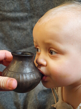 En rekonstruksjon av en eldgammel tutekopp testes på en moderne baby - og ser ut til å fungere. (Foto: Helena Seidl da Fonseca) En rekonstruksjon av en eldgammel tutekopp testes på en moderne baby - og ser ut til å fungere. (Foto: Helena Seidl da Fonseca)