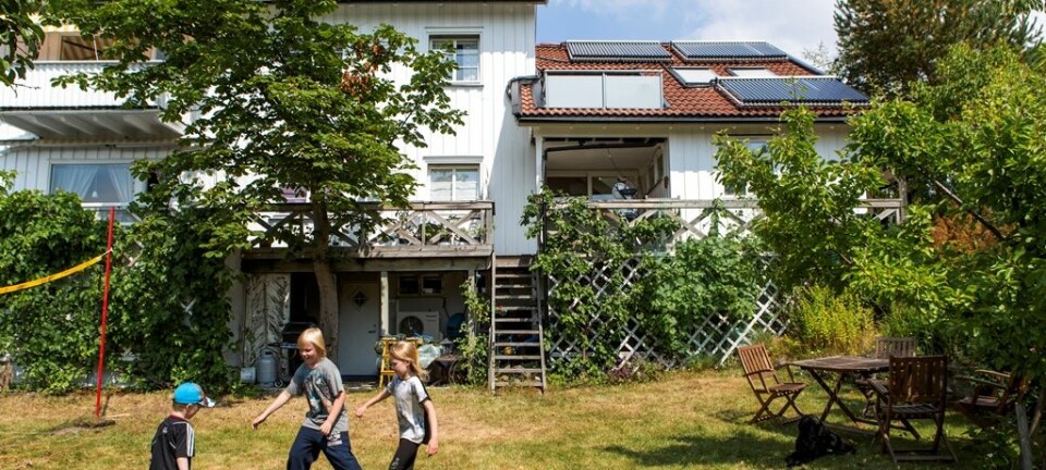 Familien Borch i Moss er en av få husstander som har installert solfangere. De kan dusje i vann varmet opp av sola etter at de har spilt fotball. (Foto: Enova)