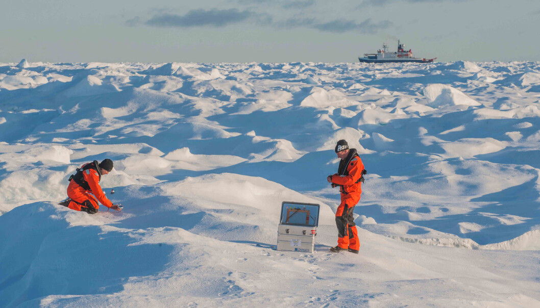 Sascha Flögel og Johannes Lemburg samler prøver av snø til forskning på plastforurensing i Arktis med forskningsskipet Polarstern i bakgrunnen.
Bildet er fra et tidligere tokt, Polarstern ROBEX Expedition Arktis, sommeren 2017. (Foto: Alfred Wegener Institute, Esther Horvath) Sascha Flögel og Johannes Lemburg samler prøver av snø til forskning på plastforurensing i Arktis med forskningsskipet Polarstern i bakgrunnen.
Bildet er fra et tidligere tokt, Polarstern ROBEX Expedition Arktis, sommeren 2017. (Foto: Alfred Wegener Institute, Esther Horvath)