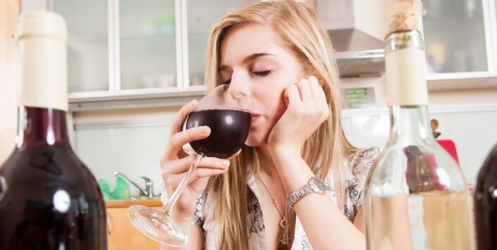 Mange drikker mye i perioder av livet, men for de fleste går alkoholkonsumet ned når de etablerer seg. (Foto: Mike Schröder/Scanpix) Mange drikker mye i perioder av livet, men for de fleste går alkoholkonsumet ned når de etablerer seg. (Foto: Mike Schröder/Scanpix)