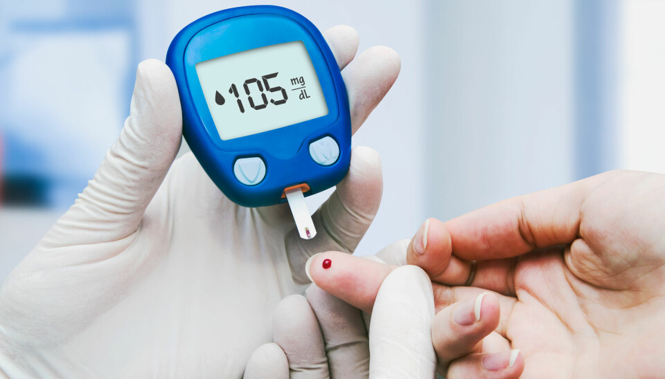 Å holde blodsukkeret stabilt er en stor del av det å leve med diabetes, her sees en lege som tar en blodsukkerprøve. (Illustrasjonsfoto: Proxima Studio / Shutterstock / NTB scanpix)