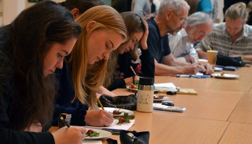 Interessa var stor då Høgskulen på Vestlandet inviterte til workshop i botanisk illustrasjon.
Deltakarane var både studentar frå fleire fagkrinsar og amatørkunstnarar med interesse for botanikk. (Foto: May Grethe Lerum)