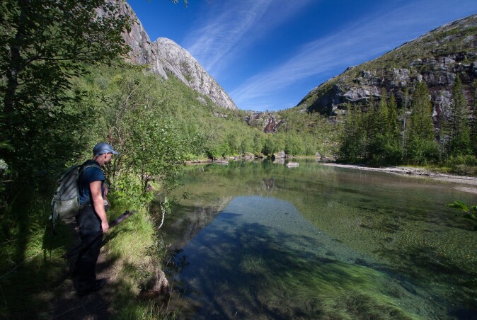 Tom Hellik Hofton kartlegger naturverdier ved et ferskvann. Foto: Kim Abel/Naturarkivet Tom Hellik Hofton kartlegger naturverdier ved et ferskvann. Foto: Kim Abel/Naturarkivet