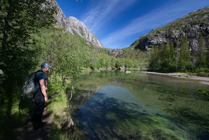 Tom Hellik Hofton kartlegger naturverdier ved et ferskvann. Foto: Kim Abel/Naturarkivet