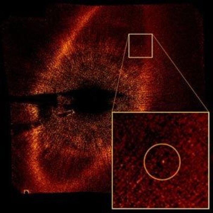 Romteleskopet Hubble har tatt et bilde som viser et belte av støv og klumper (den lyse ovalen) rundt stjerna Fomalhaut. Planeten (uthevet) feier veien innenor dette støvbeltet. En koronograf blokkerer ut lyset fra stjerna i midten, som er 100 millioner ganger lysere enn planeten. (Foto: Paul Kalas/UC Berkeley, NASA, ESA) Romteleskopet Hubble har tatt et bilde som viser et belte av støv og klumper (den lyse ovalen) rundt stjerna Fomalhaut. Planeten (uthevet) feier veien innenor dette støvbeltet. En koronograf blokkerer ut lyset fra stjerna i midten, som er 100 millioner ganger lysere enn planeten. (Foto: Paul Kalas/UC Berkeley, NASA, ESA)