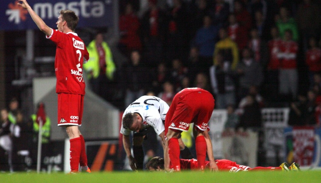 Branns Carl-Erik Torp segnet om under eliteseriekampen mellom Sogndal og Brann i 2011. Han ble båret av banen og fikk hjertestans i spillertunnelen. Etter at han fikk hjerte-lunge-redning og det ble brukt hjertestarter startet hjertet igjen. (Foto: Tor Yttri, NTB Scanpix) Branns Carl-Erik Torp segnet om under eliteseriekampen mellom Sogndal og Brann i 2011. Han ble båret av banen og fikk hjertestans i spillertunnelen. Etter at han fikk hjerte-lunge-redning og det ble brukt hjertestarter startet hjertet igjen. (Foto: Tor Yttri, NTB Scanpix)