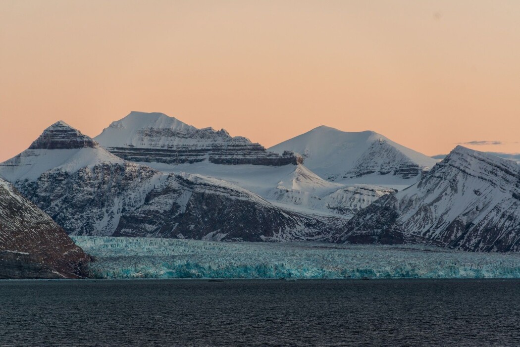 – Planeten vår ligger akkurat i det beltet der vi har vann i fast form, i flytende form og i gassform, sier forsker Vidar Lien. Bildet viser en isbre ved Ny-Ålesund på Svalbard. (Foto: Andreas Wolden / Havforskningsinstituttet) – Planeten vår ligger akkurat i det beltet der vi har vann i fast form, i flytende form og i gassform, sier forsker Vidar Lien. Bildet viser en isbre ved Ny-Ålesund på Svalbard. (Foto: Andreas Wolden / Havforskningsinstituttet)